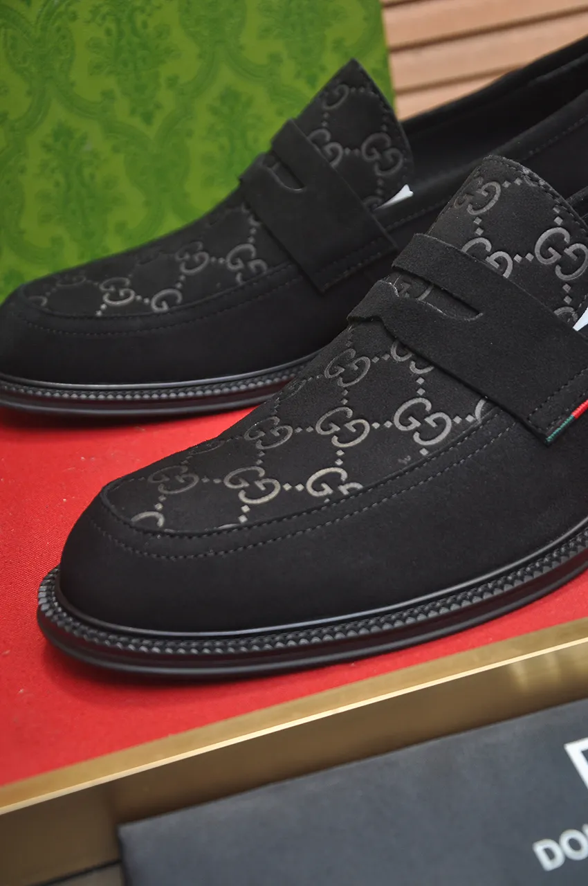 Men's shoes💰500💶Italy's top luxury men's shoe giant (GUCCI) (Gucci) (full cowhide lining) new arrival🍃Original European style🔰 Pleasant to the eye😍In order to make the shoes more durable and non-deformable🌀The production continues to follow traditional methods but there is still no lack of innovation💪Choose original sheepskin for the leather♻️ Smooth and natural And extra bright ⭐Made of imported cowhide, the first choice of rich people 38-45 (45 customized)